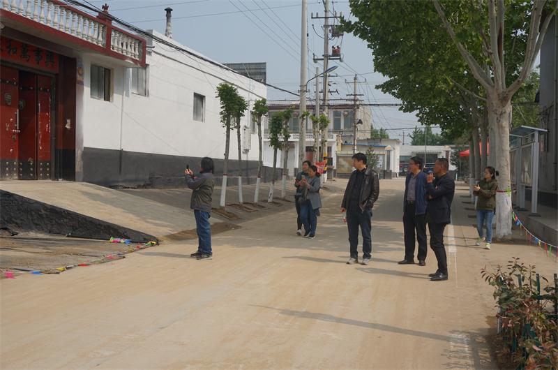 西楊莊:白云天上飄 水環(huán)莊中繞(圖2)